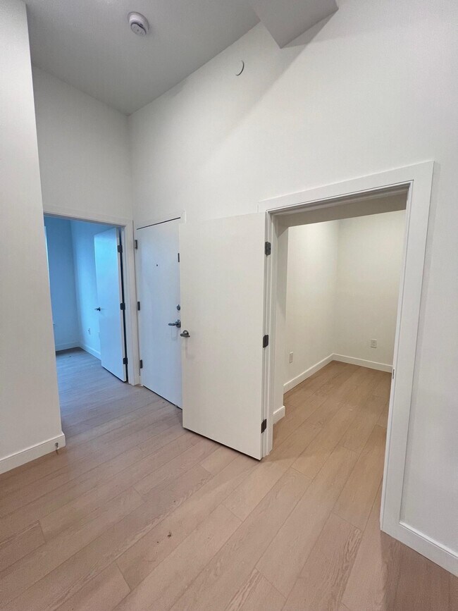 Building Photo - 141 Christopher Columbus Dr