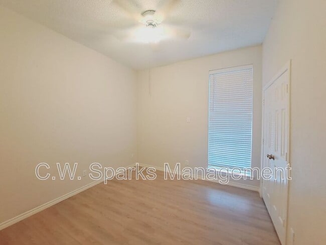 Building Photo - 902 Sunpoint Cir