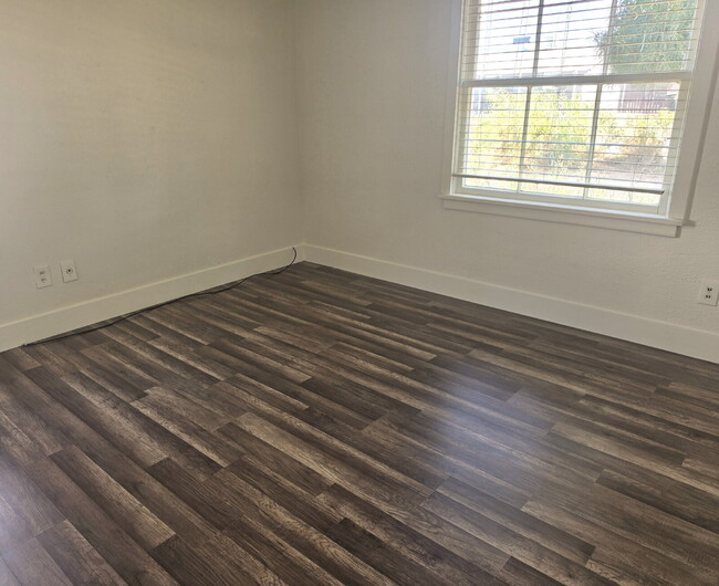 Building Photo - CHARMING NORTH PHOENIX HOME WITH FIREPLACE AND BACKYARD
