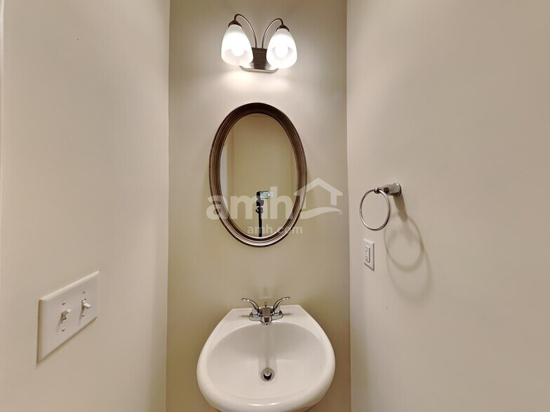 Building Photo - 2465 Beal St