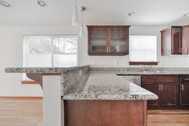 Building Photo - Nice 3 beds / 3.5 baths Townhouse in Green...