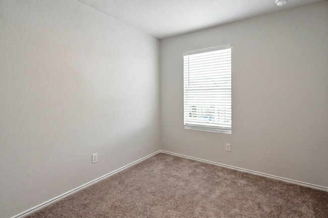 Building Photo - 3362 Northwestern Dr