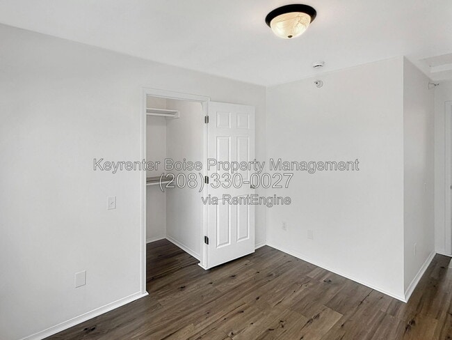 Building Photo - 2111 E White Oak Ct