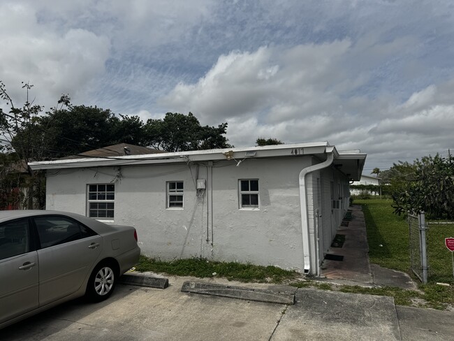 Building Photo - 4017 SW 24th St