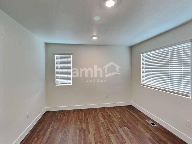 Building Photo - 818 S Oak St