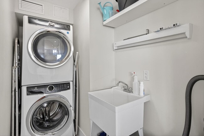 Building Photo - 612 Bayshore Dr