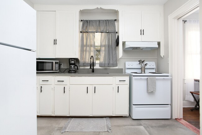 Building Photo - 1532 W Huisache Ave