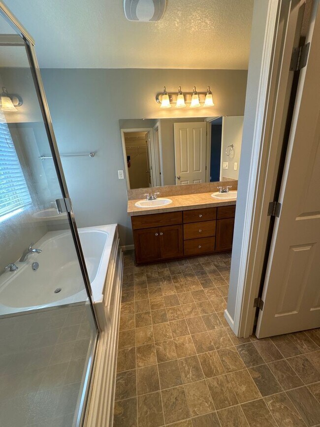Building Photo - Beautiful 3 bedroom with bonus loft area i...