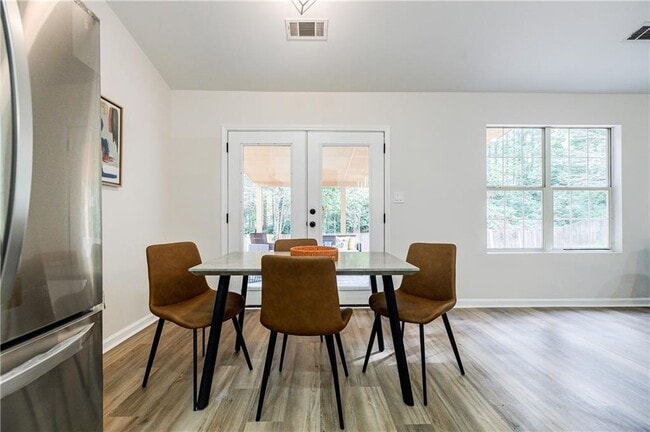 Building Photo - 5195 Hillcrest Glenn Dr