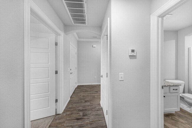 Building Photo - 4559 W Barhem Dr