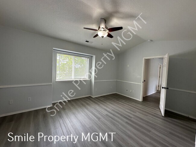 Building Photo - 3 Bedroom House in Happy Valley