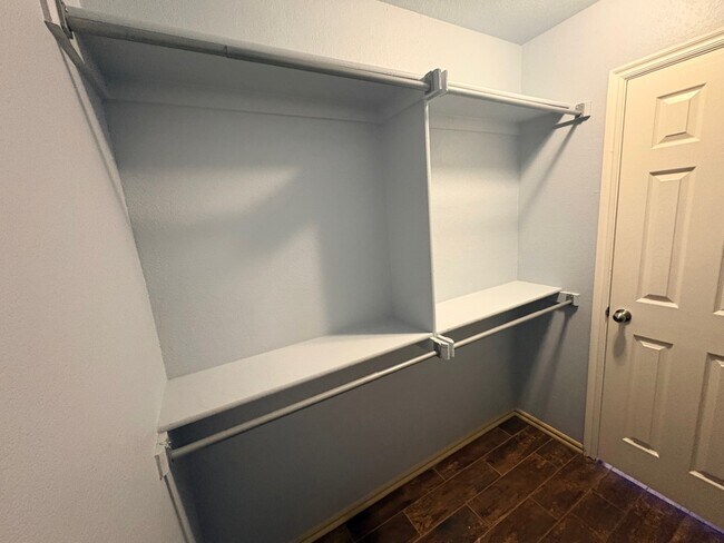 Building Photo - 806 Beaumont Square