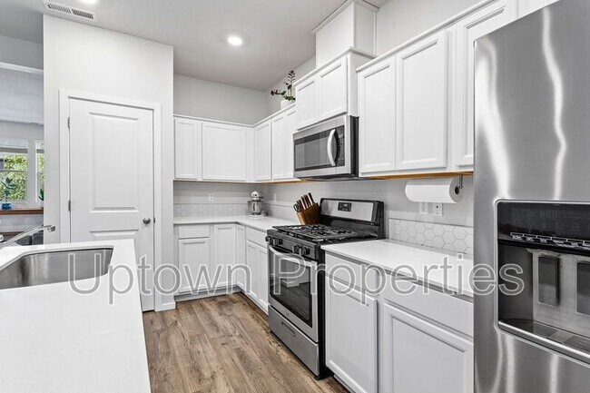 Building Photo - 876 N 18th Ave