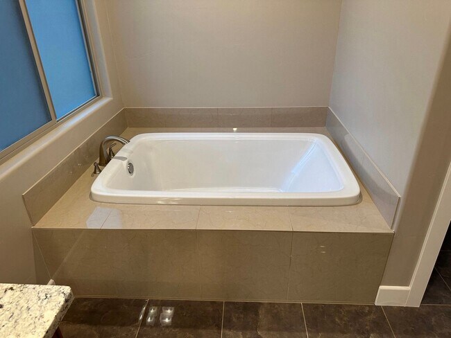 Building Photo - 4 Bedroom 2.5 Bath Foresthill rental oppor...