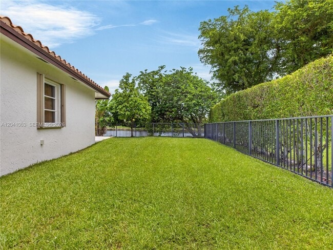 Building Photo - 16641 Royal Poinciana Dr
