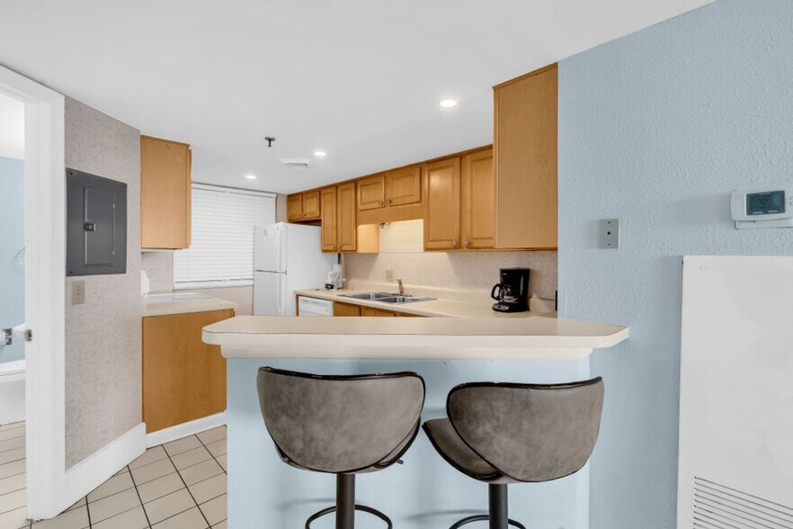 Building Photo - 5556 N Ocean Blvd