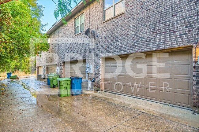 Building Photo - 1313 Lakecrest Ln