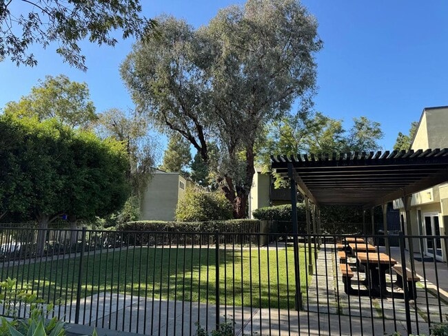 Building Photo - Renovated 2 Bedroom/ 1 Bathroom Condo Avai...