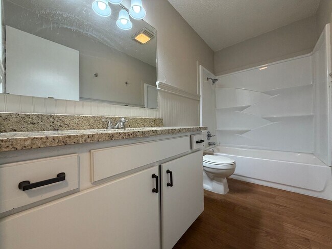 Building Photo - AVAILABLE NOW 2 BEDROOM 1 BATH DUPLEX IN CLEBURNE