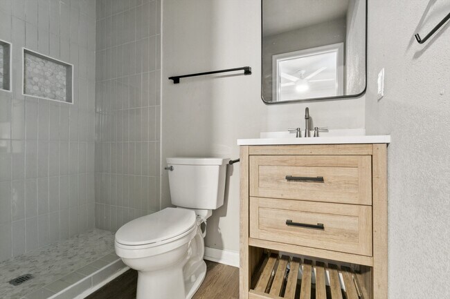 Building Photo - 924 Ivy Ave