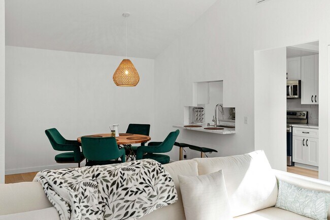 Building Photo - Spacious 2 Bed, 2 Bath Condo Near Downtown...