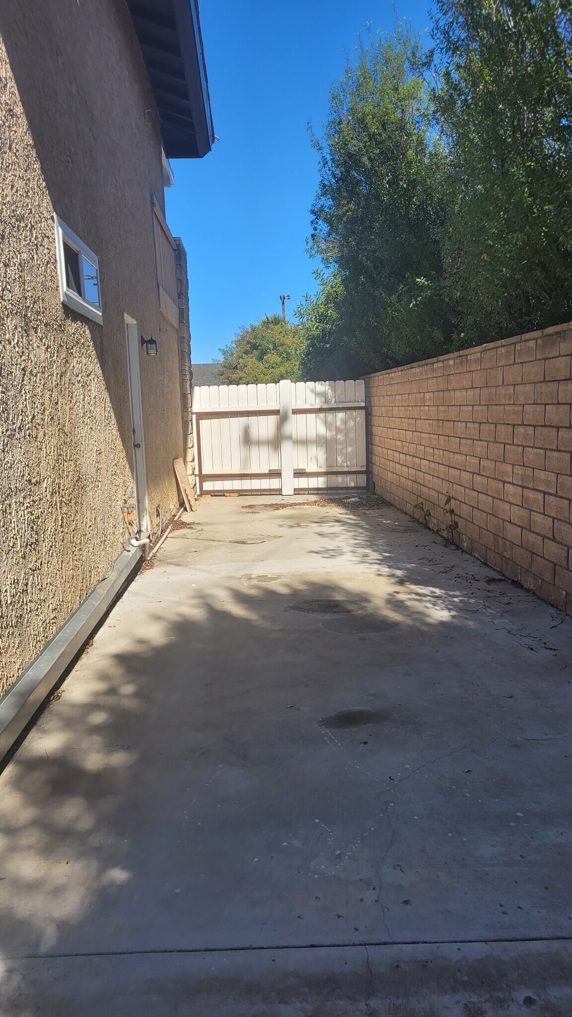 Building Photo - 1930 Adrian St