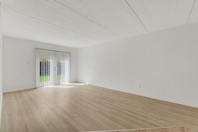 Building Photo - Riverside at South Daytona