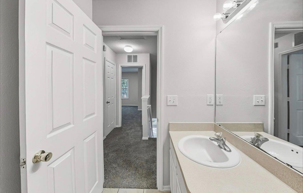 Building Photo - 13933 Jacobson Dr