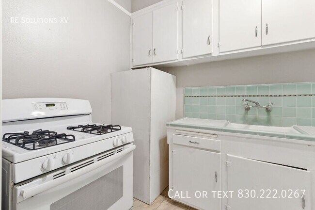 Building Photo - 336 E Lullwood Ave