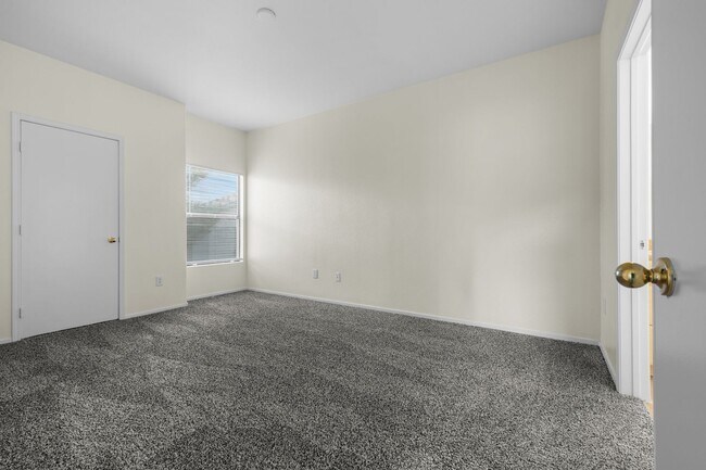 Building Photo - Comfort & Convenience: Modern 2-Bed, 2-Bat...