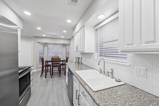 Building Photo - 4934 Deerwood Cir