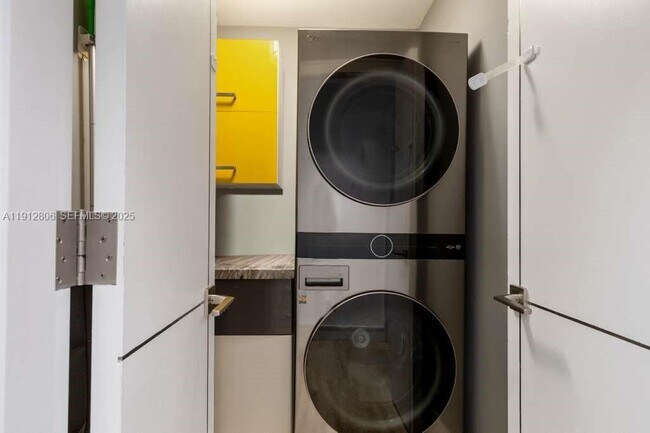 Building Photo - 808 Brickell Key Dr