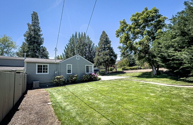 Building Photo - Kelsey's Cottage: Fully Furnished 2 bd/1ba Jacksonville Cottage, Large yard! $300 Utility Fee