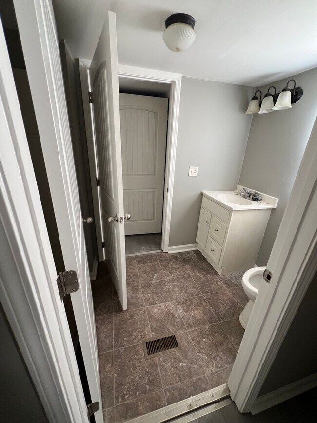 Building Photo - 2 bed/1 bath home