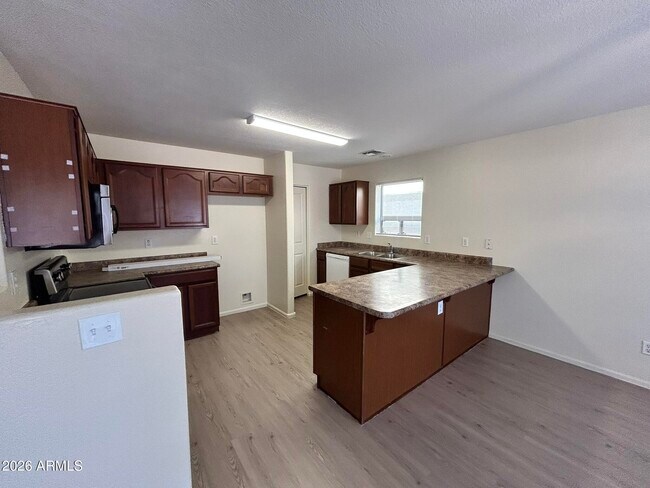 Building Photo - 42406 W Sunland Dr