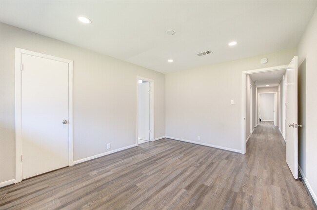 Building Photo - 6026 Clarewood Dr