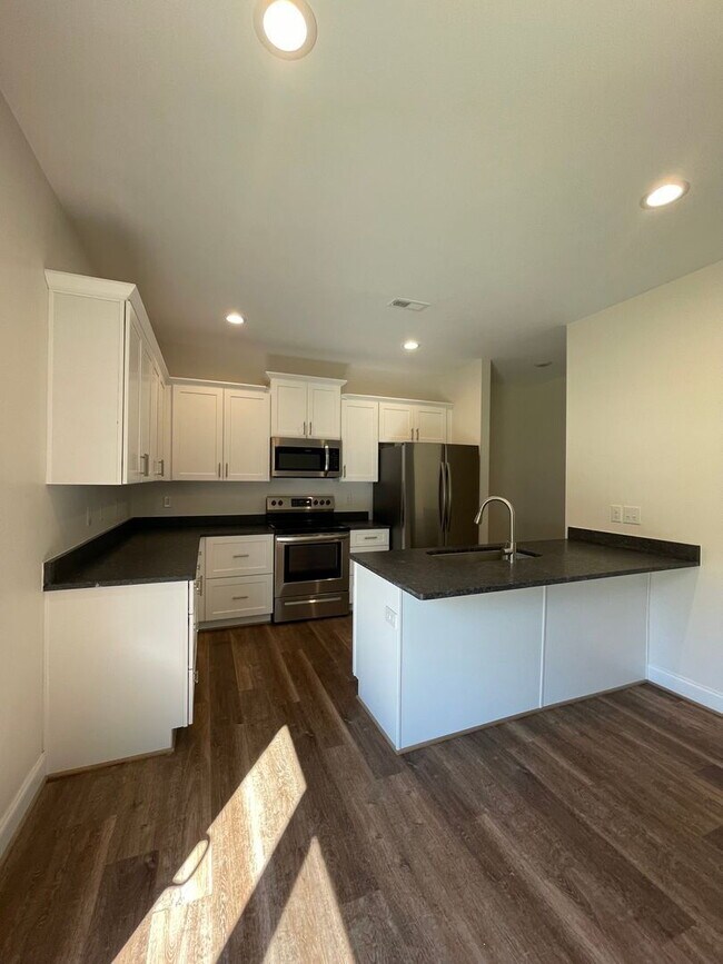 Building Photo - Sign a 12-month lease now and receive the ...