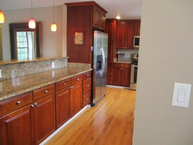 Building Photo - 3 Bedroom, 2.5 bathroom split level home in University Place