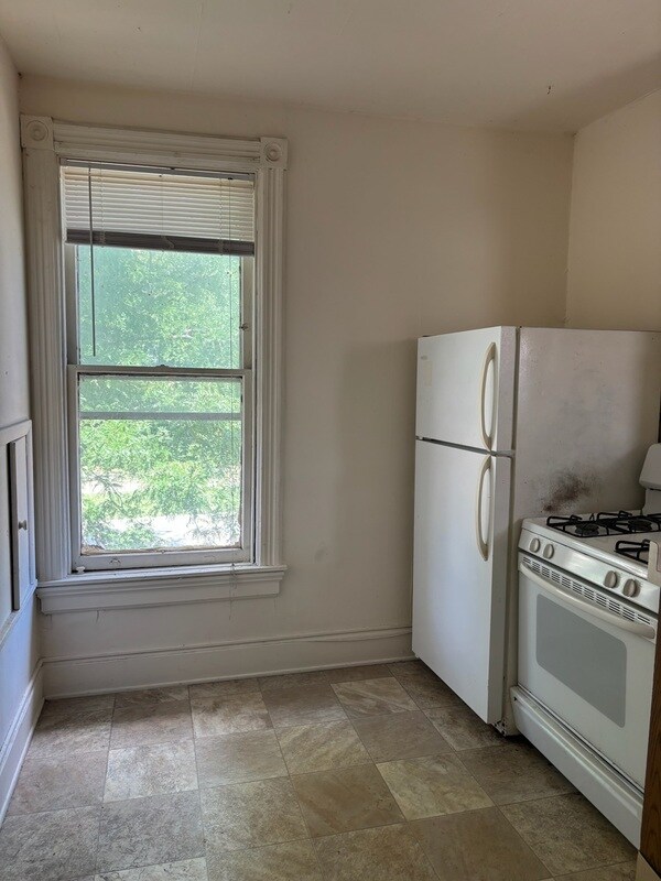 Building Photo - 319 N Pinckney St