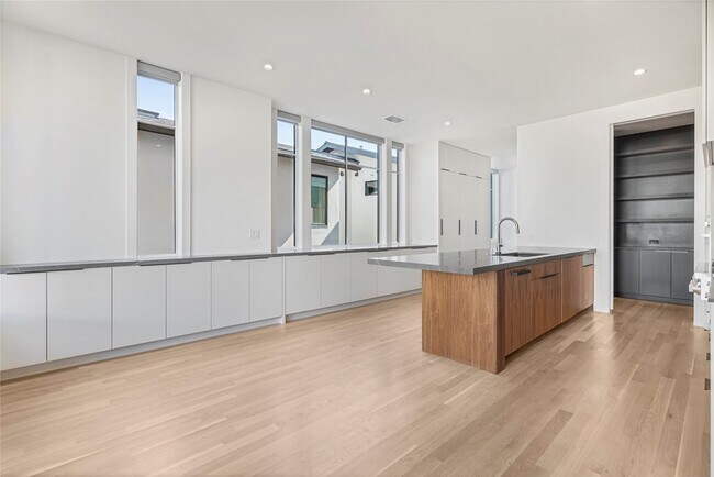 Building Photo - 3619 Springbrook St