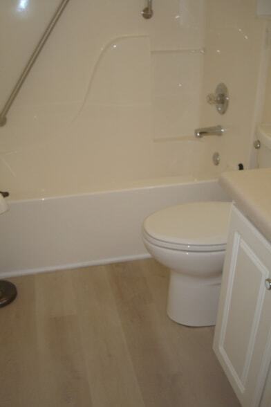 Building Photo - 425 Reavis Ave