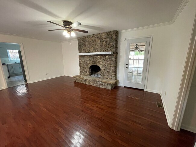 Building Photo - Large 4/4 House in Maplewood $2,650