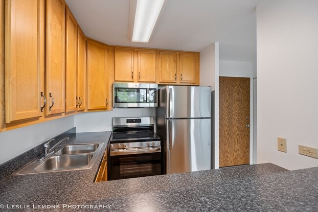 Building Photo - 5950 Oakwood Dr
