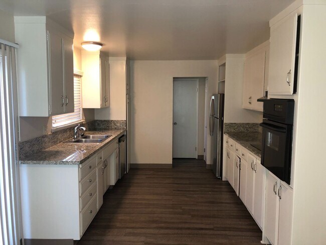 Building Photo - BEAUTIFUL DUPLEX IN SACRAMENTO!!