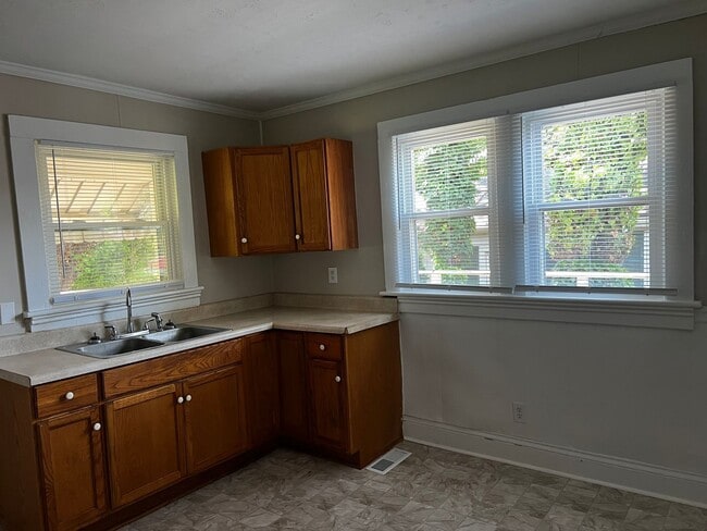 Building Photo - One Level House With Back Deck off Campbell Avenue