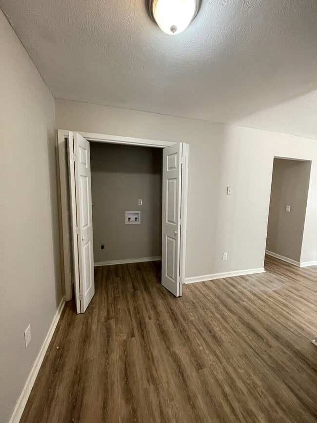 Building Photo - 2118 Thousand Oaks Dr