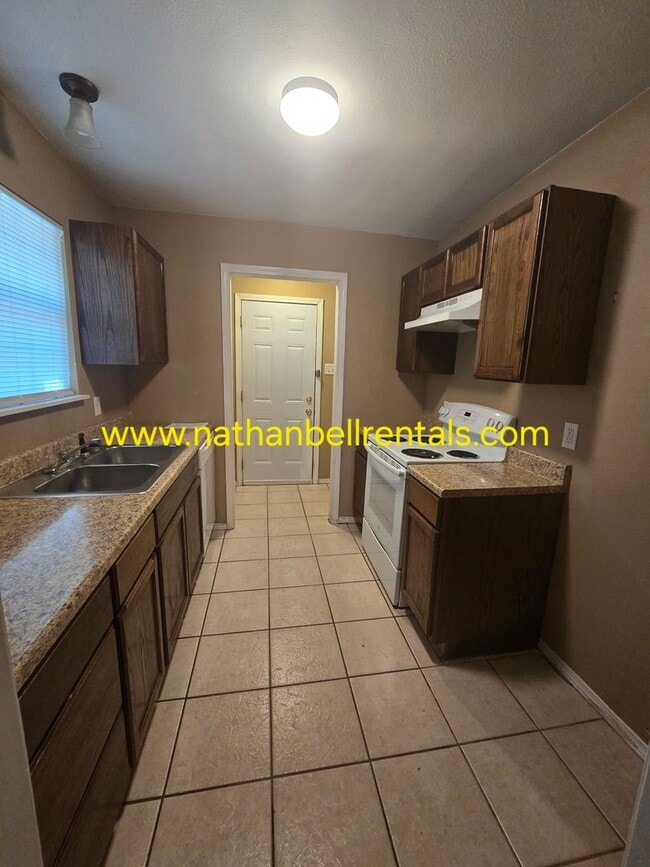 Building Photo - 3 bedroom/2 bath single family
