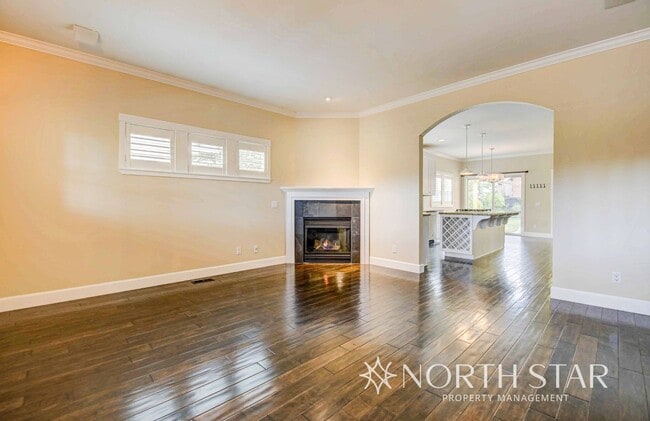 Building Photo - Stunning 3 bed/3 bath in Summit West