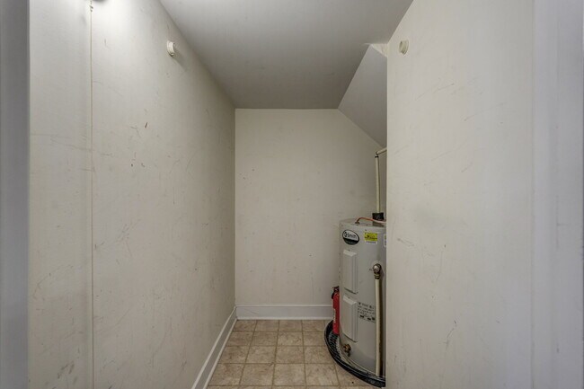 Building Photo - 3 Bedroom Duplex Minutes from UVA & Medical Center – $2,200/mo