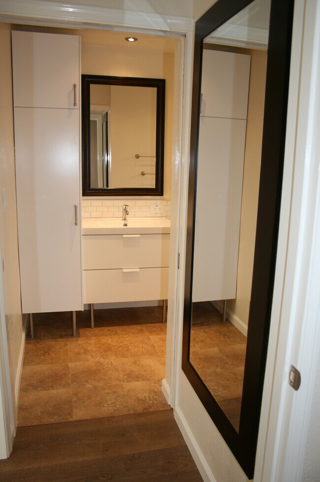 Building Photo - 2527 Elm Ave